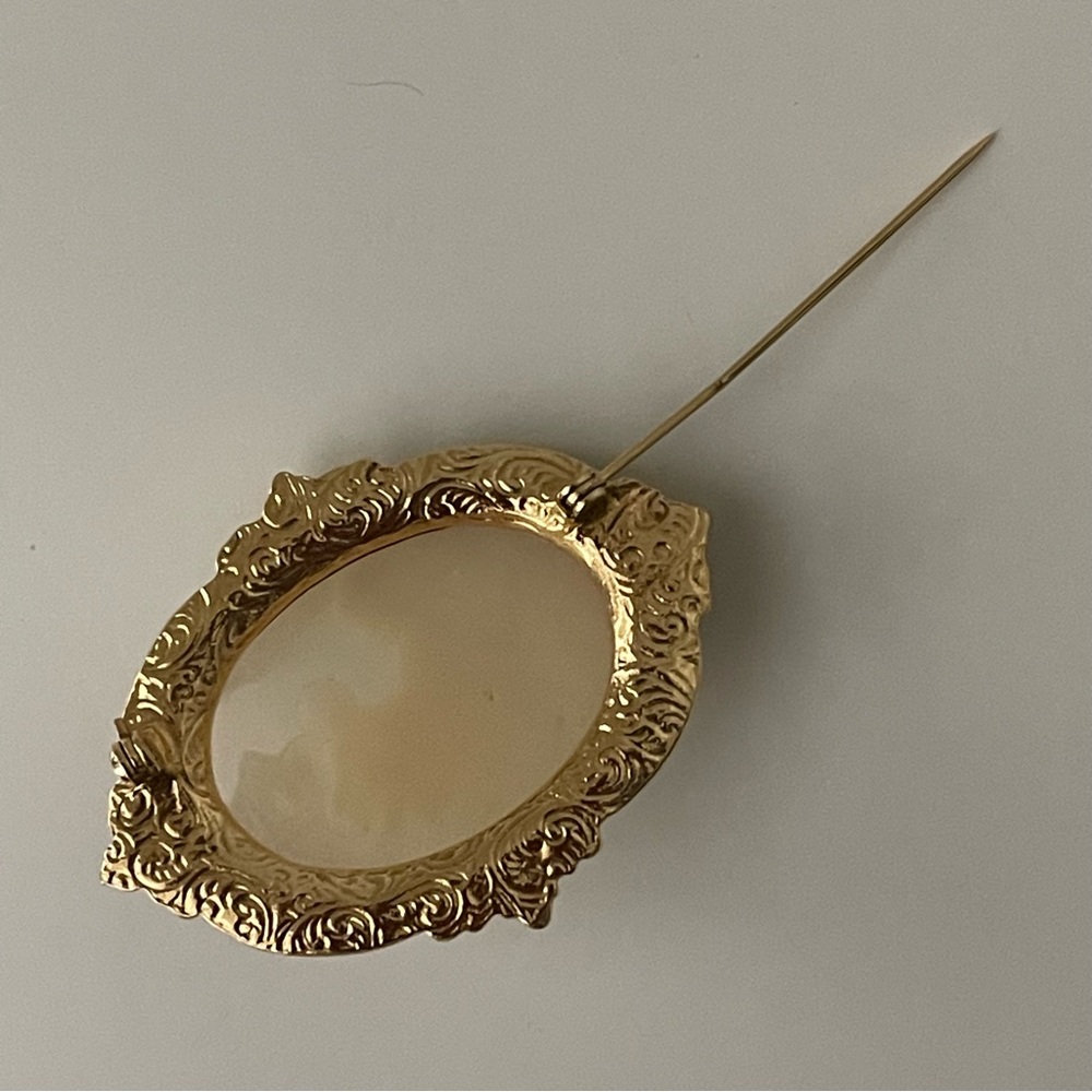 Vintage Brooch Goldtone Mother and Child Cameo Metal Pin (Possibly 1928 Brand) - Picture 7 of 16